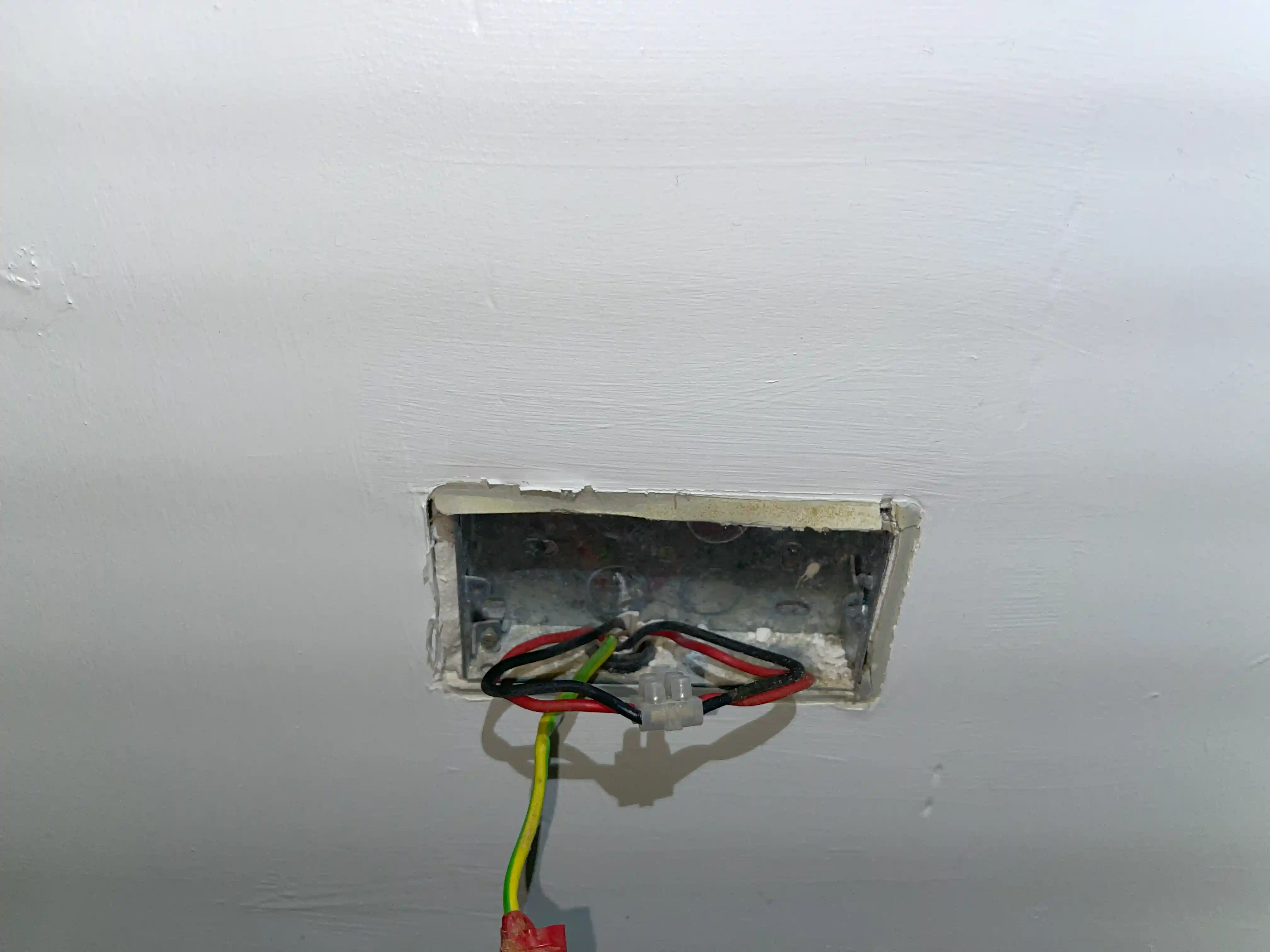 24 Hours Emergency Electrician near Warlingham